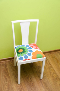手翻新软垫的椅子面对墙上