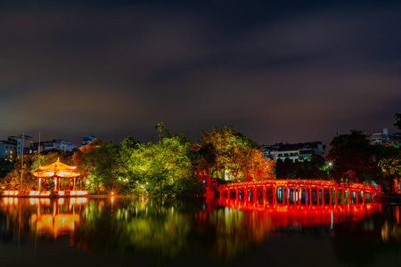 老处所, 河内或越南7月28日 Huc 桥梁和玉儿子寺庙的夜看法在 07 28 2018 在返回的剑湖, 被恢复的剑湖, 还