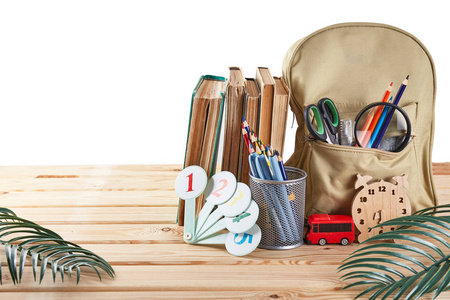 背包与供应在木桌与地方为文本。教育理念。返回学校