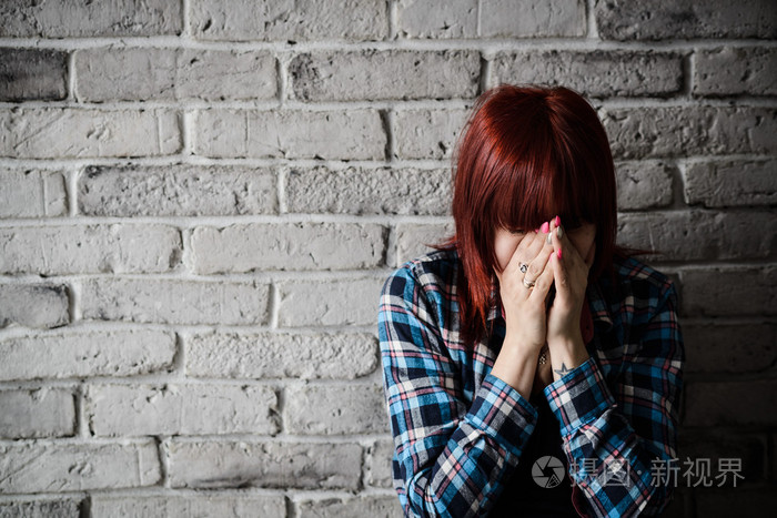 郁闷的年轻哭泣女子-受害者