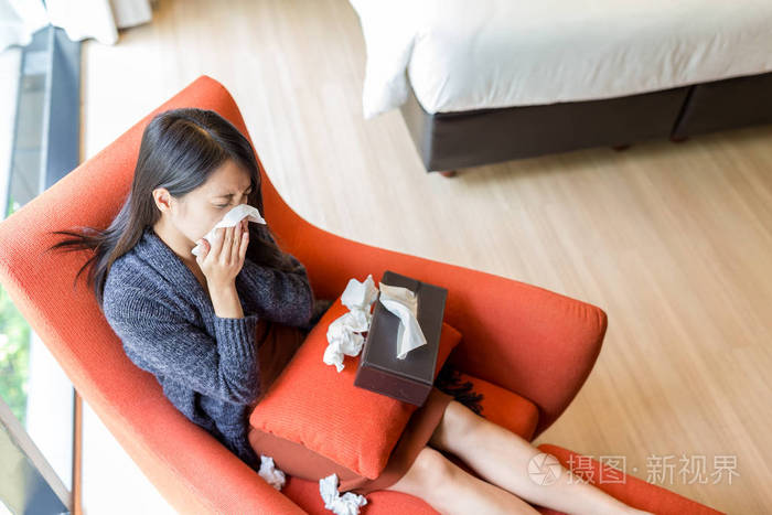 女人觉得不舒服在家