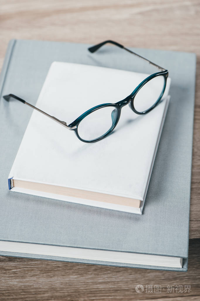 两本书和桌上的眼镜