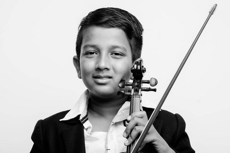 印度的小宝宝在玩小提琴孤立在白色的背景