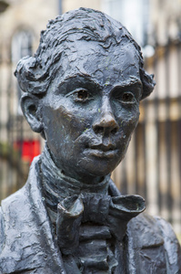 罗伯特  弗格森雕像在爱丁堡