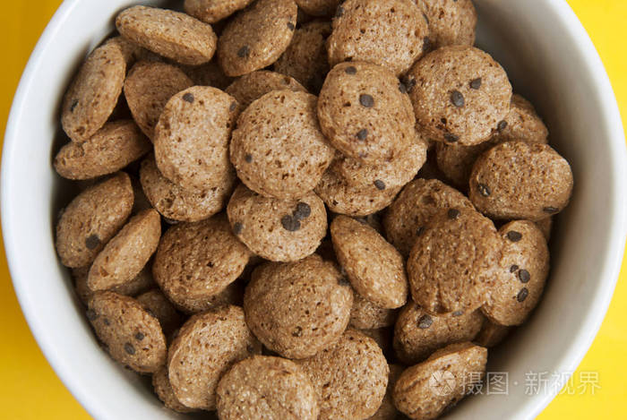 早餐玉米巧克力枕头.美味的早餐.isoalted 黄色背景