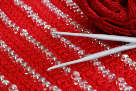 钩针钩上的红色装饰针织