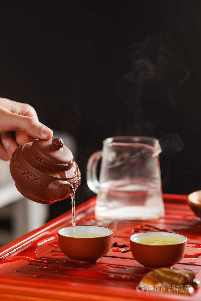 茶礼.女人在茶碗倒茶