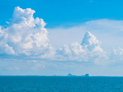 美丽的海和海洋在白色云彩和蓝天背景与拷贝空间为文本