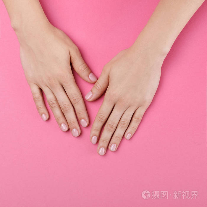 粉红指甲女手