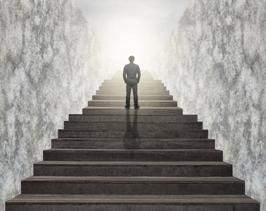 商人爬上爬上楼梯的商人照片