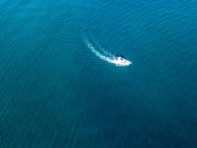 邮轮豪华机动船在海洋水面上