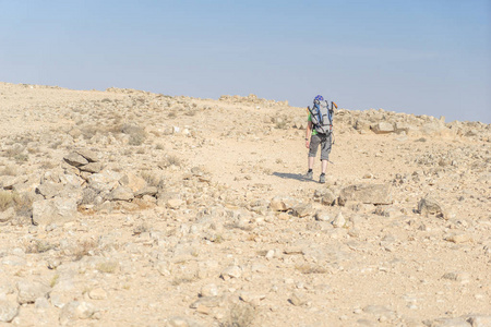 徒步旅行在以色列南沙漠为健康和乐趣
