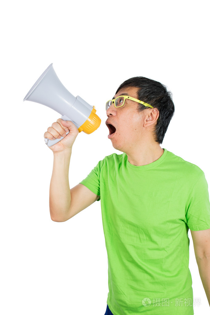 亚洲的中国男人拿着喇叭喊