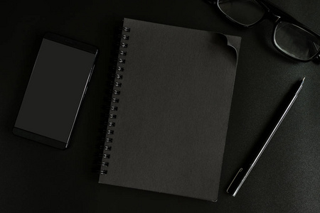 黑色笔记本和手机上的办公桌办公室