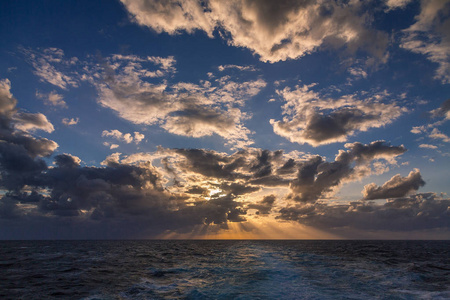 海面上有暴风雨的云层的戏剧性的天空。自然背景。曝光拍摄与佳能5d 标记 Iii 和低 Iso, 轻轻处理, 以利用可爱的看法