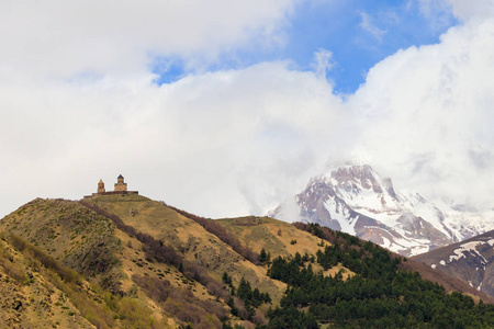 关于登上 Kazbek 和 Gergeti 三位一体教会 Tsminda Sameba, 在格鲁吉亚高加索山脉 Gerget