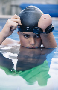 年轻的男孩谁游泳, 他缺乏一个手臂, 残疾人。你把眼镜放在游泳上