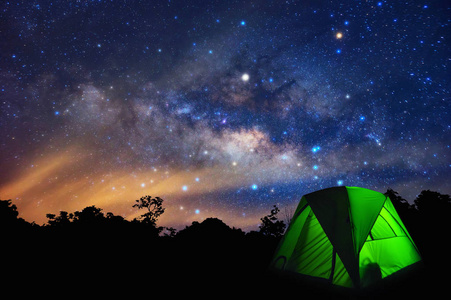 银河与星和帐篷在前景, 旅行者野营在北部泰国, 南邦府