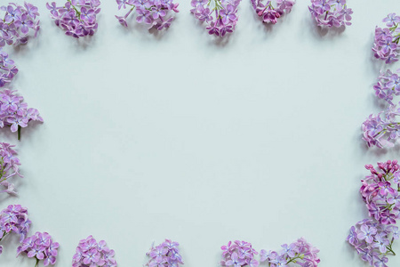 花组成。温柔的背景。美丽的紫丁香鲜花灰色背景