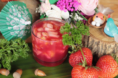 草莓汁和新鲜的草莓味道鲜美