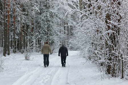 冬天雪体育人跑在树公园