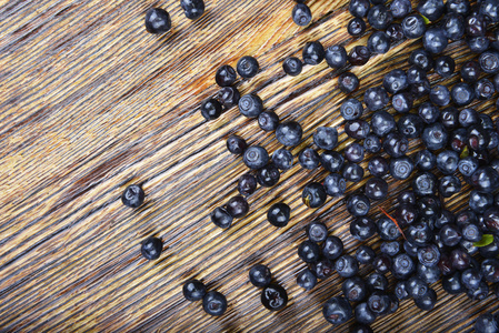 黑莓和蓝莓木制背景上