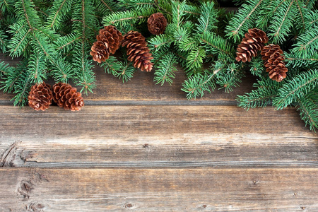 冷杉树分支与锥体在老木背景。圣诞节的概念。具有复制空间的顶部视图