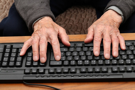 键盘上老人的手