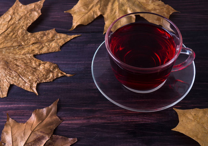 一杯茶, 秋天的叶子在黑色的木质背景下