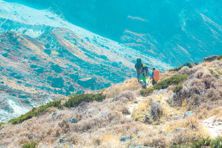 徒步旅行在山中小径