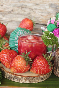 草莓汁和新鲜的草莓味道鲜美