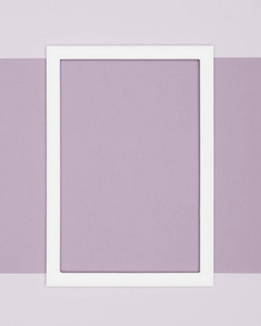 抽象平躺淡 purle 彩色纸质地极简背景。带有空图片框的最小模板模拟