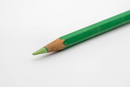 在白色背景上隔离的淡绿色彩色铅笔。选择性聚焦