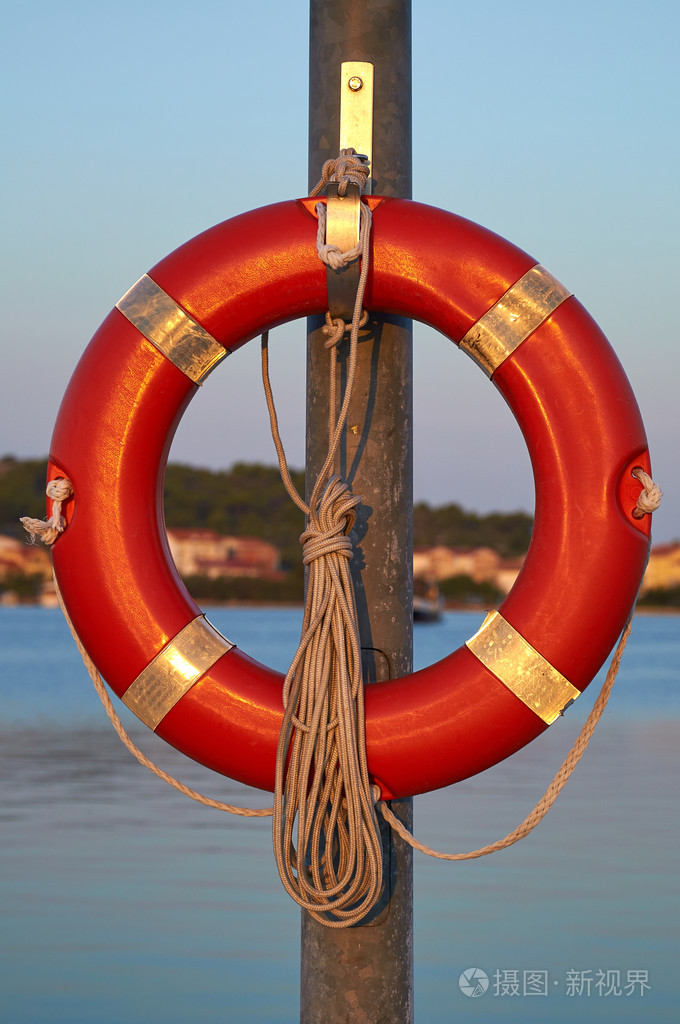 在码头上的杆子上的红色救生圈