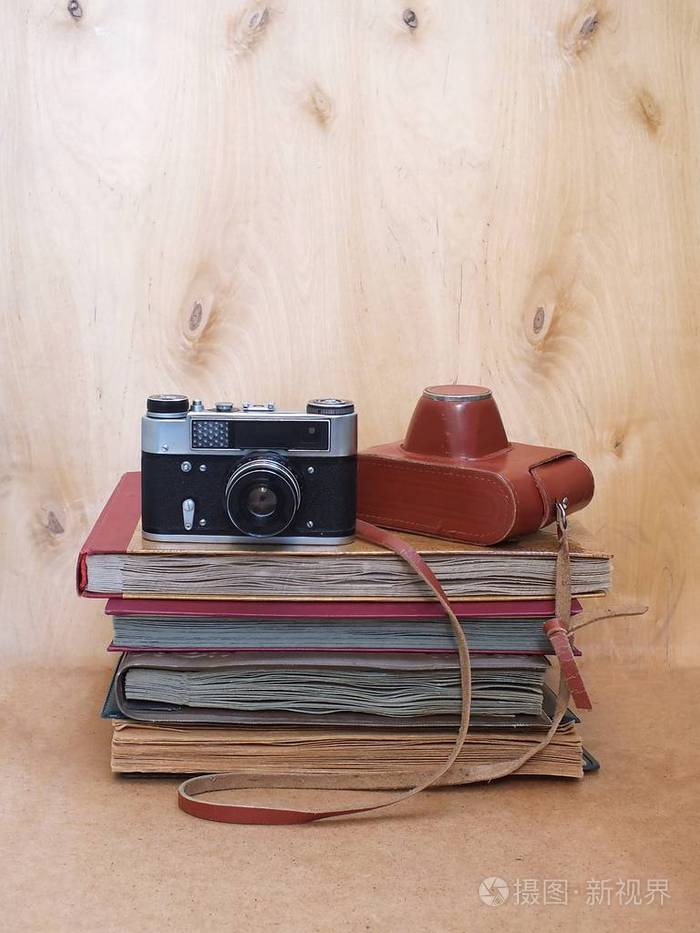 复古老照片-装胶卷相机皮套木制背景