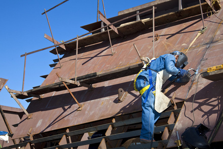 穿防护服男子焊穿防护服及设备照片