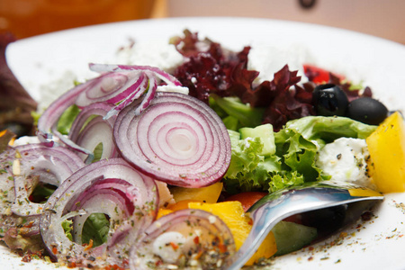 蔬菜沙拉特写。健康小吃。美味健康膳食概念
