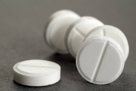 人体生长激素药丸和小颗粒越过白白色的小药丸小药用圆形黄色药丸