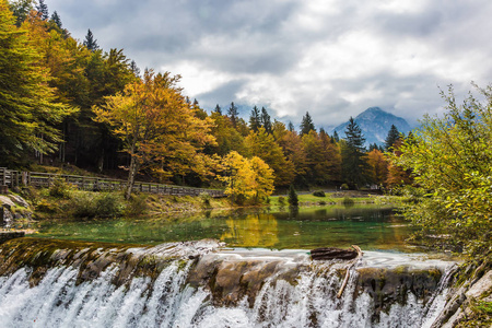 美丽的森林。雨后洪水。小瀑布在风景如画的宁静湖 Fusine 在山谷。文化生态旅游理念