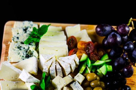 一套不同的奶酪在木板, 奶酪板, 美味的小吃, 健康和独家食品, 奶酪集
