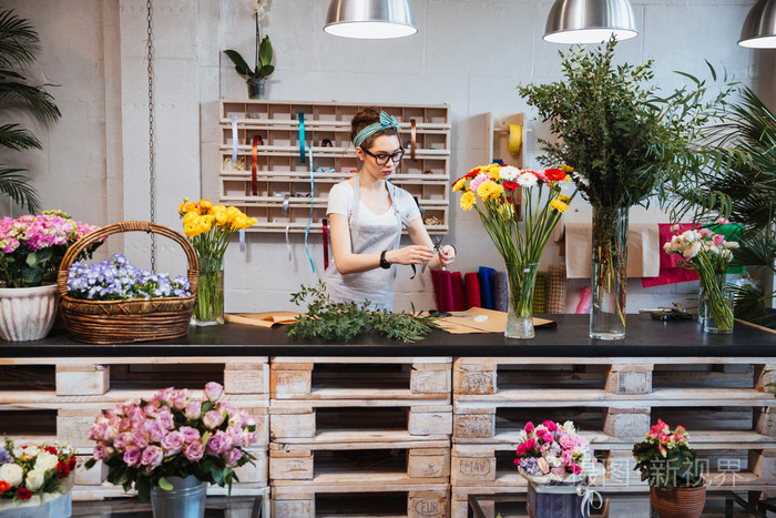 在花店工作的可爱集中女性花店