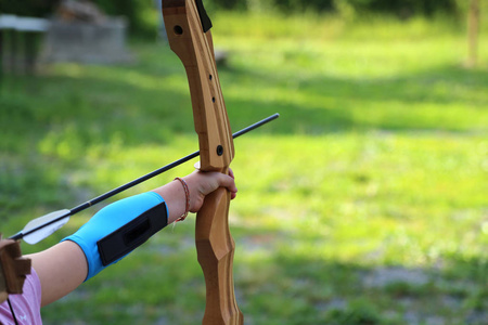 射箭/射手准备射门, 目标是在目标/碎片中射门弓照片