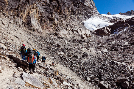 组的徒步旅行者在陡峭的小径上