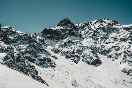 阿拉木图山上的滑雪升降机。奇姆布拉克高山滑雪胜地酒店位于哈萨克斯坦, 中亚的阿拉木图的天山