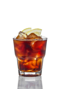 含酒精的鸡尾酒，在岩石杯古巴自由作出的可乐，lem