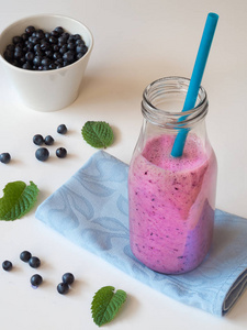 玻璃瓶中的蓝莓冰沙