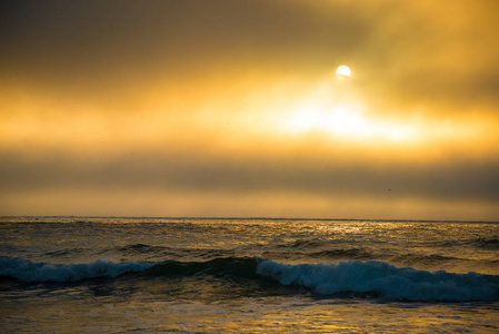 日落和太平洋上的波浪