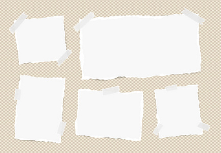 不同尺寸白注 笔记本 字表，带平方棕色背景上的胶带粘在一起