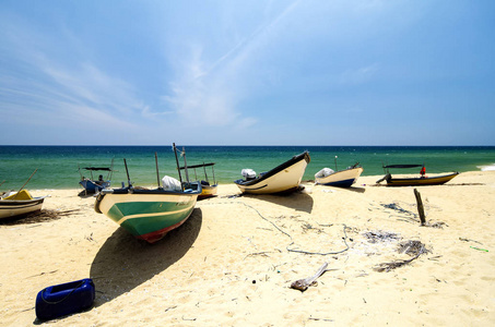 美丽的风景，传统渔民船搁浅在荒凉的沙滩下阳光灿烂的日子上