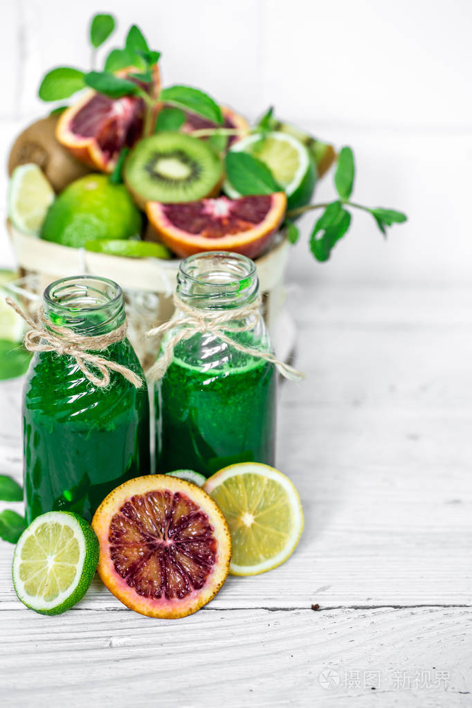 绿色的果汁和水果